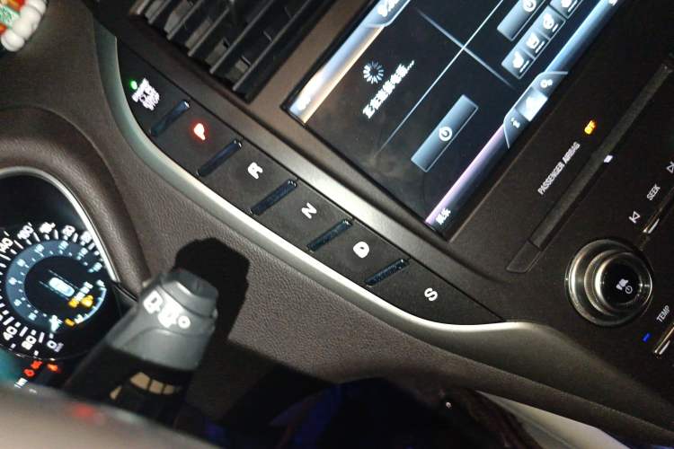 Used Lincoln MKC 2014 2.0T Four-Wheel Drive Prestige Edition Gear Lever