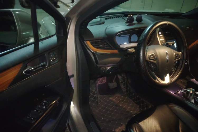 Used Lincoln MKC 2014 2.0T Two-Wheel-Drive Luxury Edition Interior 3