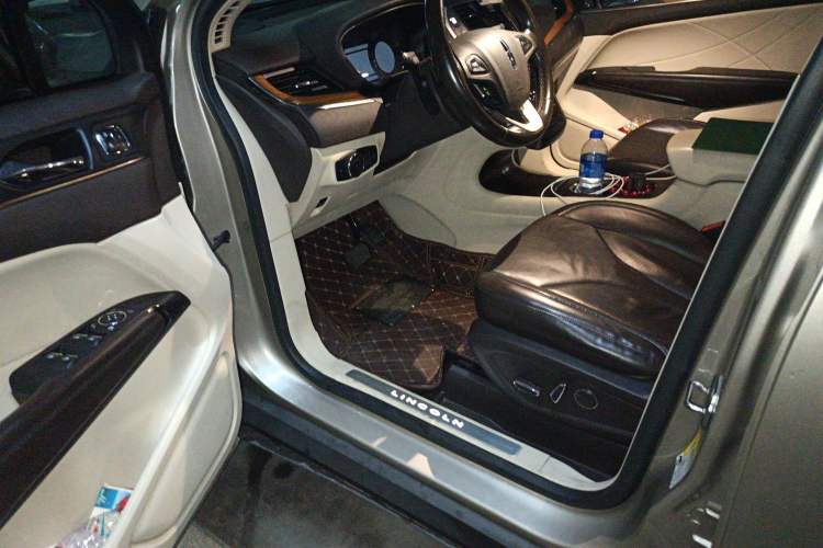 Used Lincoln MKC 2014 2.0T Four-Wheel Drive Prestige Edition Interior 3