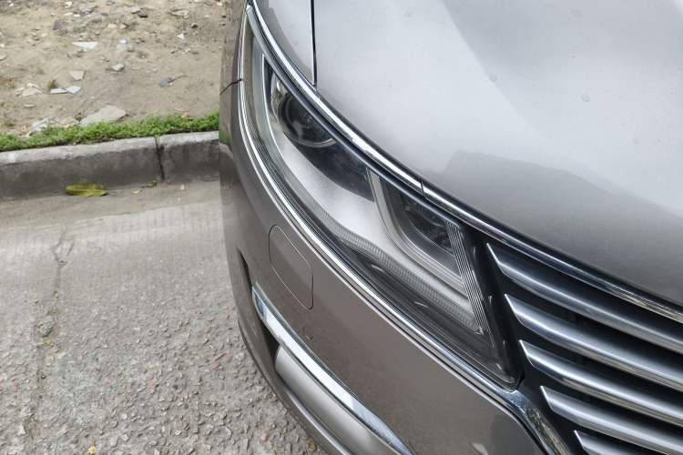 Used Lincoln MKC 2014 2.0T Two-Wheel-Drive Luxury Edition Right Front Headlight