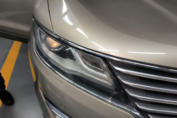 Used Lincoln MKC 2014 2.0T Two-Wheel-Drive Luxury Edition Right Front Headlight