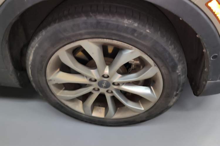 Used Lincoln MKC 2014 2.0T Two-Wheel-Drive Luxury Edition Right Front Wheel Hub