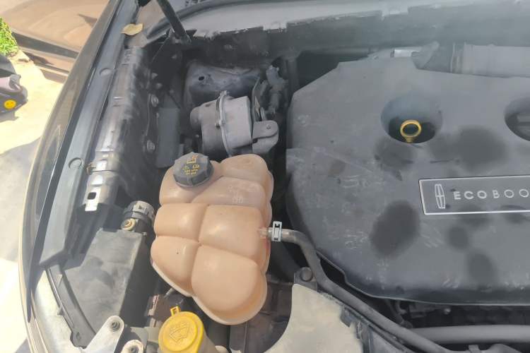 Used Lincoln MKC 2014 2.0T Two-Wheel Drive Deluxe Edition Engine Bay Right