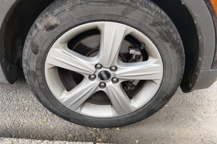 Used Lincoln MKC 2014 2.0T Two-Wheel Drive Deluxe Edition Right Front Wheel Hub