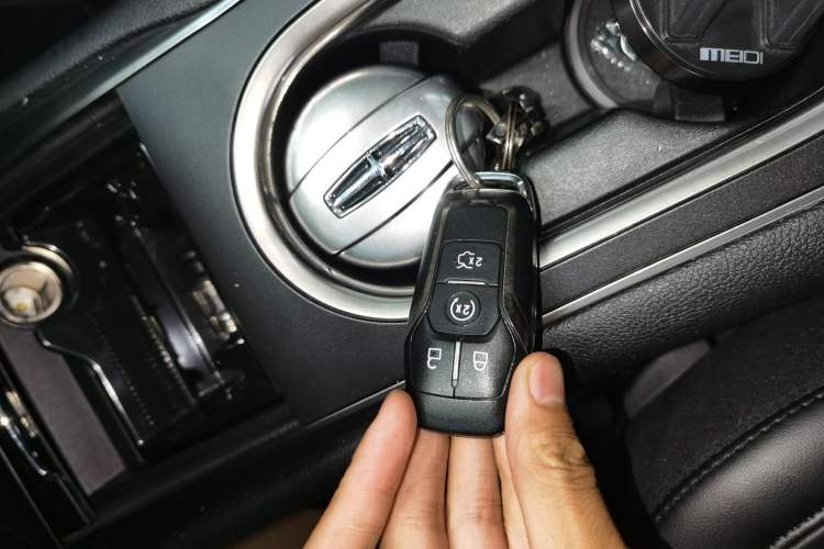 Used Lincoln MKC 2014 2.0T Two-Wheel-Drive Luxury Edition Interior 1