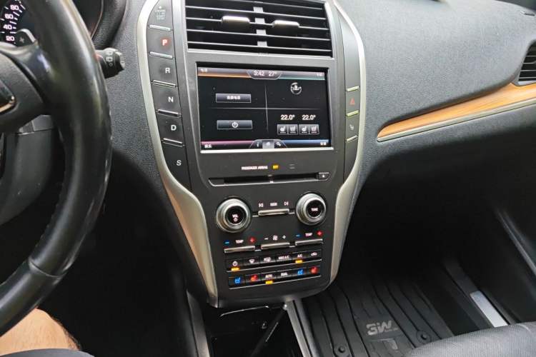 Used Lincoln MKC 2014 2.0T Four-Wheel Drive Luxury Edition Audio And AC Panel