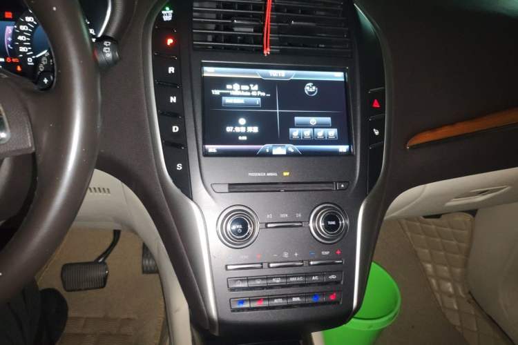 Used Lincoln MKC 2014 2.0T Four-Wheel Drive Luxury Edition Audio And AC Panel