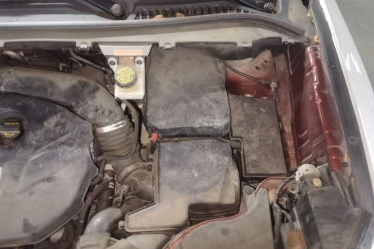 Used Lincoln MKC 2014 2.0T Two-Wheel Drive Deluxe Edition Engine Bay Left