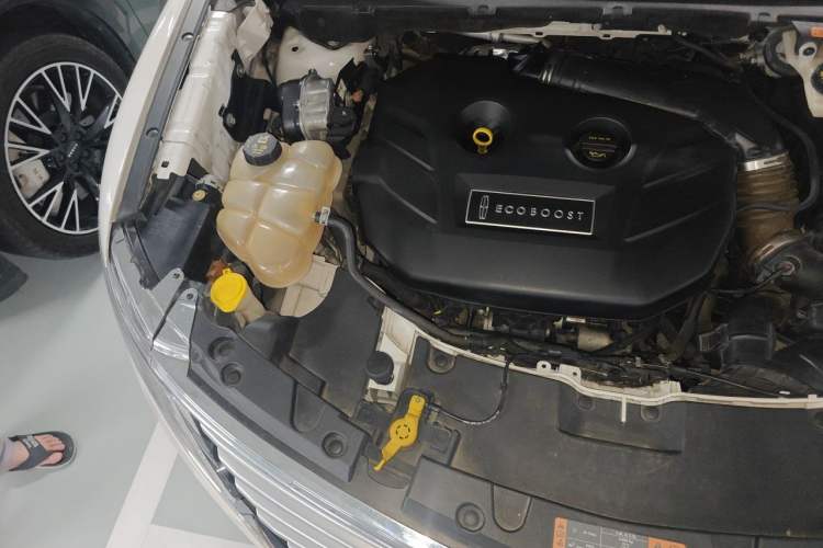 Used Lincoln MKC 2014 2.0T Four-Wheel Drive Luxury Edition Engine Bay Right