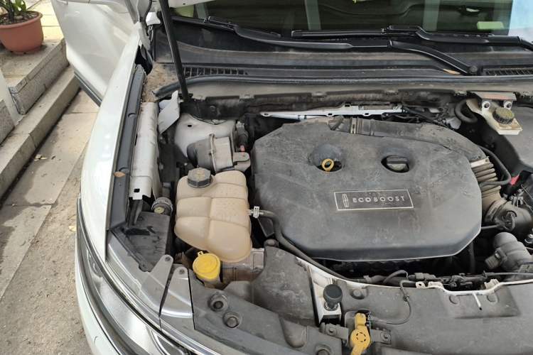 Used Lincoln MKC 2014 2.0T Four-Wheel Drive Luxury Edition Engine Bay Right