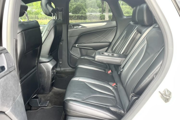 Used Lincoln MKC 2014 2.0T Two-Wheel Drive Deluxe Edition Interior 4