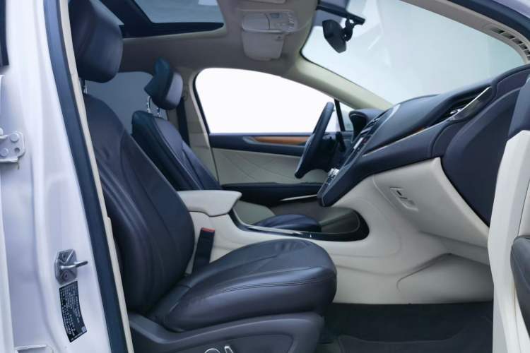 Used Lincoln MKC 2014 2.0T Two-Wheel-Drive Luxury Edition Interior 4