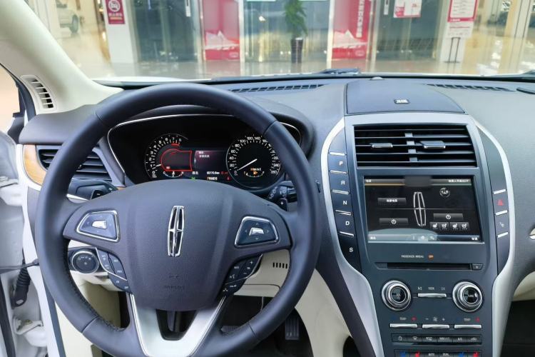 Used Lincoln MKC 2014 2.0T Two-Wheel-Drive Luxury Edition Interior 5
