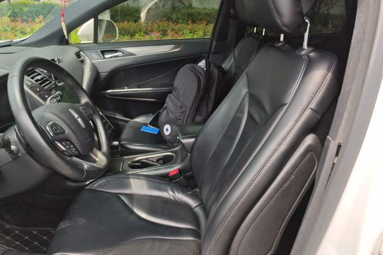 Used Lincoln MKC 2014 2.0T Two-Wheel Drive Deluxe Edition Left Front Seat