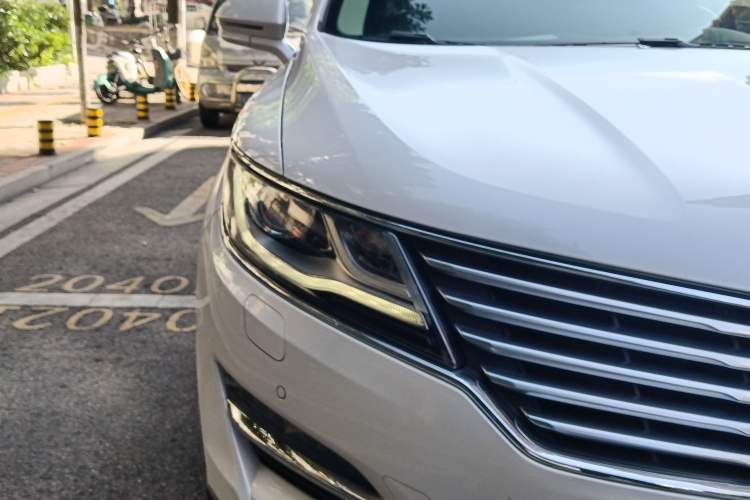 Used Lincoln MKC 2014 2.0T Four-Wheel Drive Luxury Edition Right Front Headlight