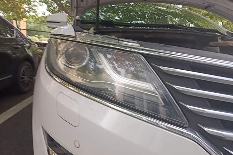 Used Lincoln MKC 2014 2.0T Four-Wheel Drive Luxury Edition Right Front Headlight