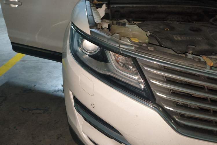 Used Lincoln MKC 2014 2.0T Two-Wheel-Drive Luxury Edition Right Front Headlight