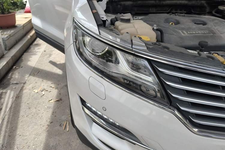 Used Lincoln MKC 2014 2.0T Four-Wheel Drive Luxury Edition Right Front Headlight
