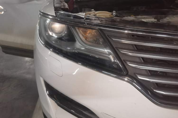 Used Lincoln MKC 2014 2.0T Two-Wheel Drive Deluxe Edition Right Front Headlight