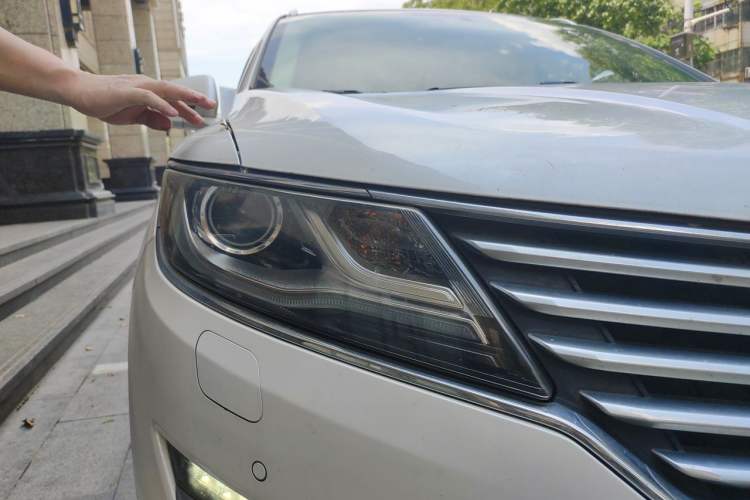 Used Lincoln MKC 2014 2.0T Two-Wheel-Drive Luxury Edition Right Front Headlight