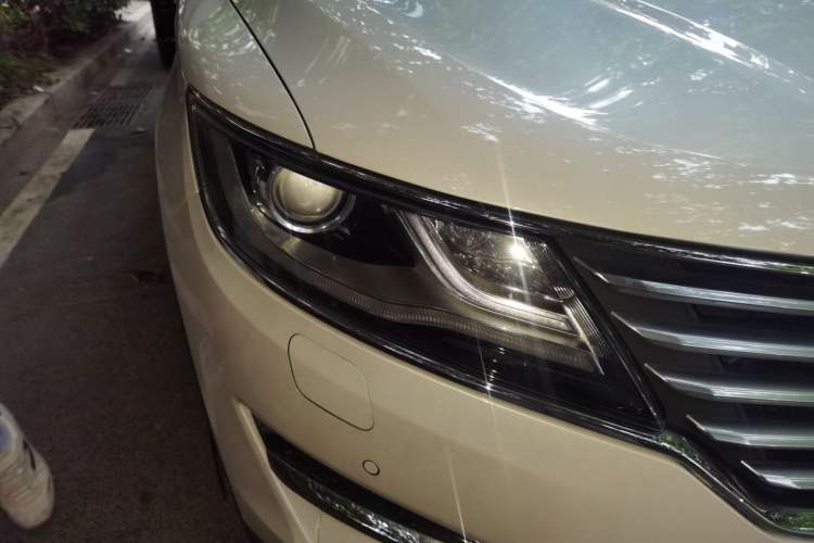 Used Lincoln MKC 2014 2.0T Two-Wheel-Drive Luxury Edition Right Front Headlight