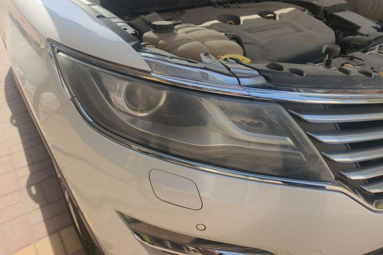 Used Lincoln MKC 2014 2.0T Two-Wheel-Drive Luxury Edition Right Front Headlight