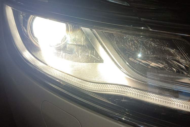 Used Lincoln MKC 2014 2.0T Two-Wheel Drive Deluxe Edition Right Front Headlight