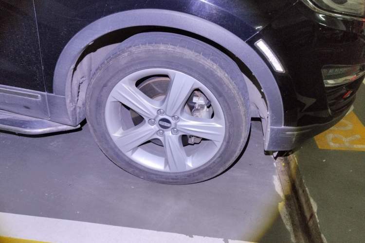 Used Lincoln MKC 2014 2.0T Two-Wheel Drive Deluxe Edition Right Front Wheel Hub