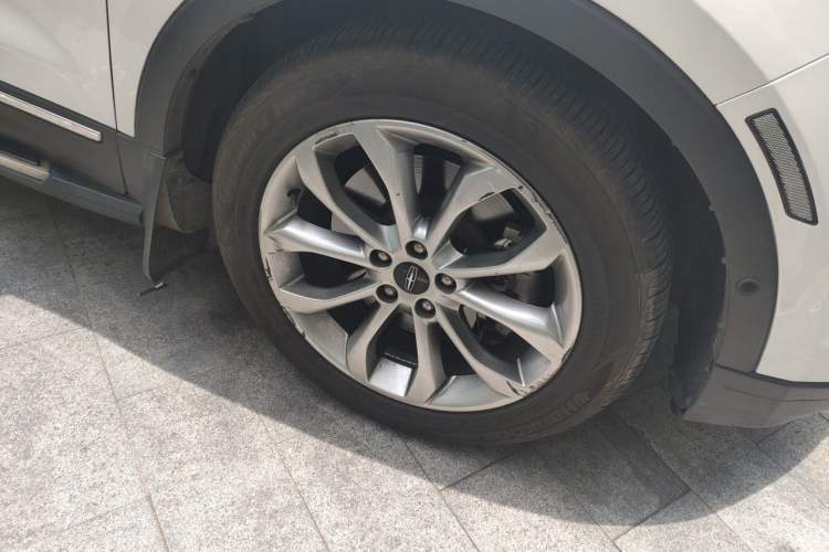 Used Lincoln MKC 2014 2.0T Two-Wheel-Drive Luxury Edition Right Front Wheel Hub