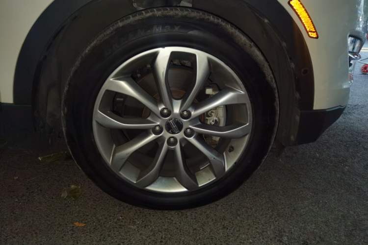 Used Lincoln MKC 2014 2.0T Two-Wheel-Drive Luxury Edition Right Front Wheel Hub