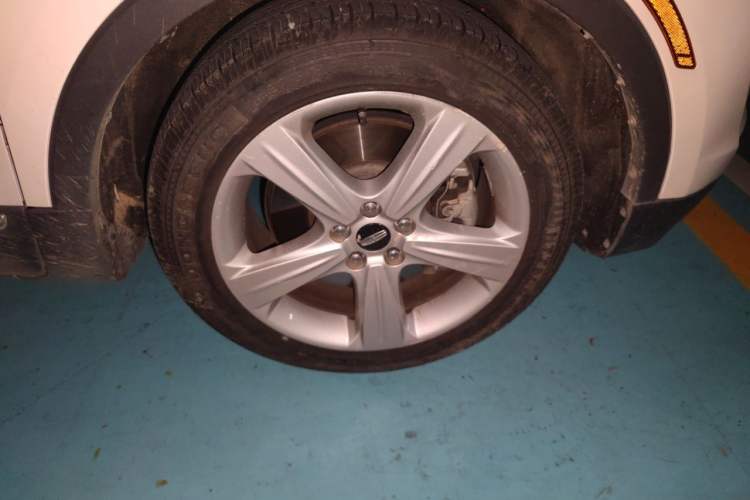 Used Lincoln MKC 2014 2.0T Two-Wheel Drive Deluxe Edition Right Front Wheel Hub