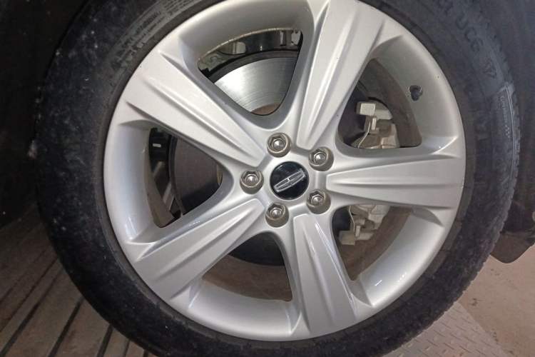 Used Lincoln MKC 2014 2.0T Two-Wheel Drive Deluxe Edition Right Front Wheel Hub