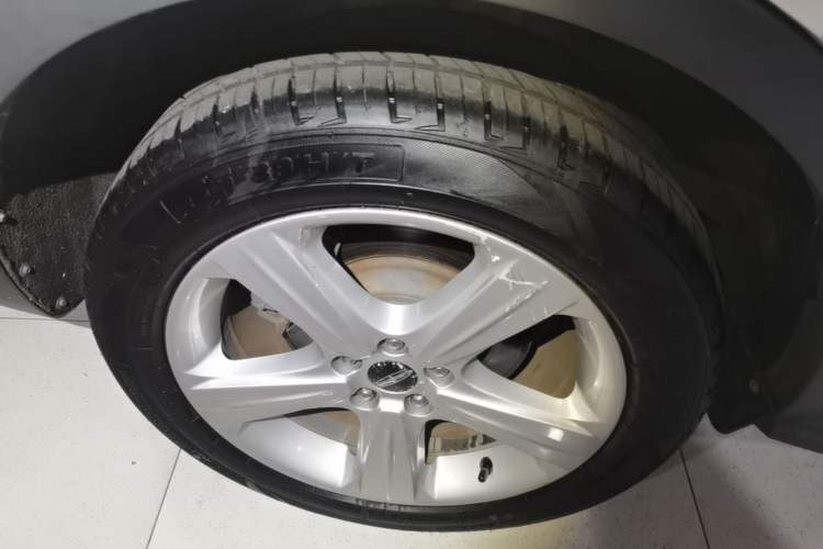 Used Lincoln MKC 2014 2.0T Two-Wheel Drive Deluxe Edition Right Rear Wheel Hub