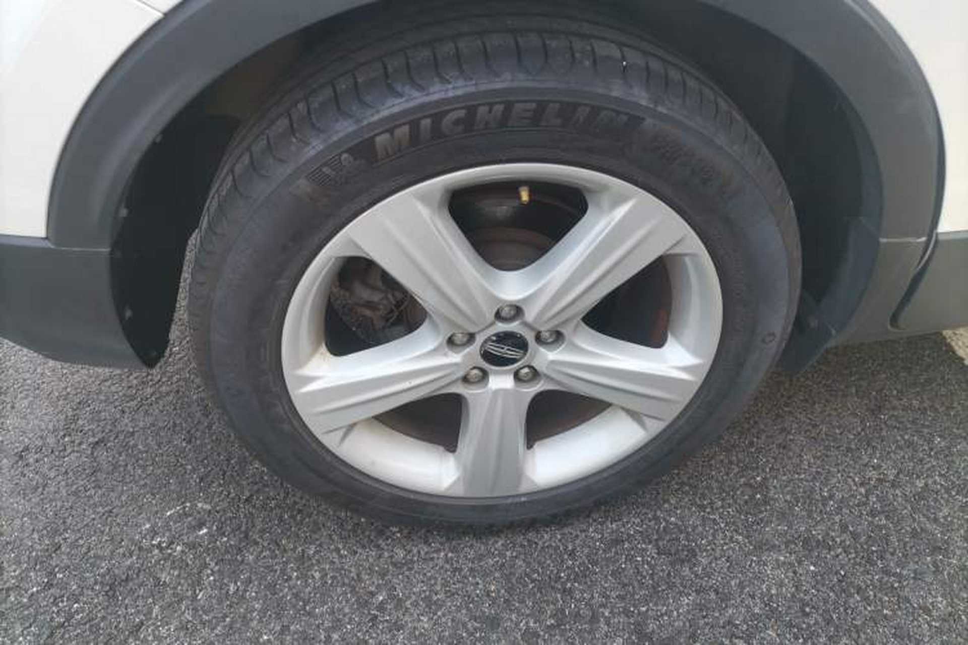 Used Lincoln MKC 2014 2.0T Two-Wheel Drive Deluxe Edition Right Rear Wheel Hub
