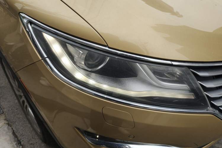 Used Lincoln MKC 2014 2.0T Four-Wheel Drive Luxury Edition Right Front Headlight