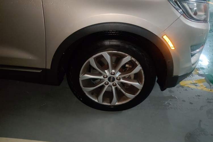 Used Lincoln MKC 2014 2.0T Two-Wheel-Drive Luxury Edition Right Front Wheel Hub