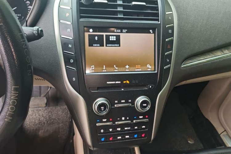 Used Lincoln MKC 2016 2.0T Four-Wheel Drive Luxury Edition Audio And AC Panel