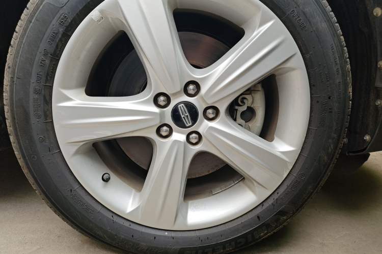 Used Lincoln MKC 2016 2.0T Two-Wheel Drive Deluxe Edition Right Front Wheel Hub