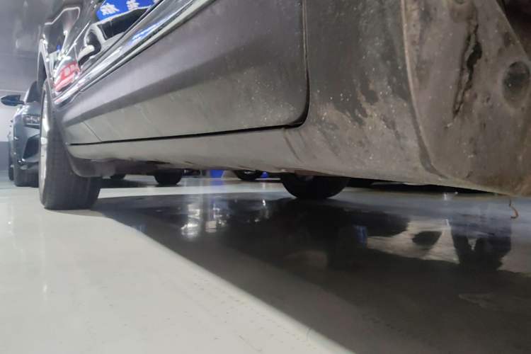 Used Lincoln MKC 2016 2.0T Two-Wheel Drive Luxury Edition Right Side Sill
