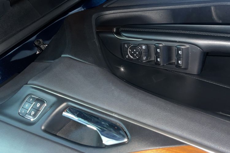 Used Lincoln MKC 2016 2.0T Two-Wheel Drive Luxury Edition Interior 9