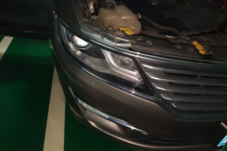 Used Lincoln MKC 2016 2.0T Two-Wheel Drive Deluxe Edition Right Front Headlight
