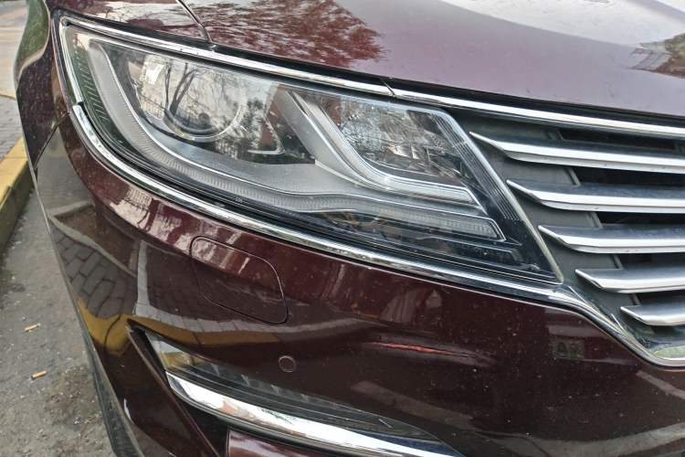 Used Lincoln MKC 2016 2.0T Four-Wheel Drive Luxury Edition Right Front Headlight