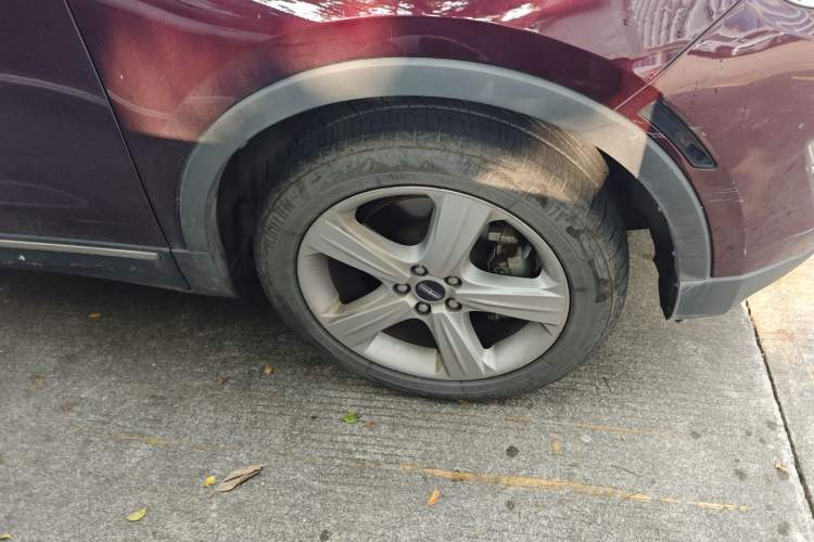 Used Lincoln MKC 2016 2.0T Two-Wheel Drive Deluxe Edition Right Front Wheel Hub
