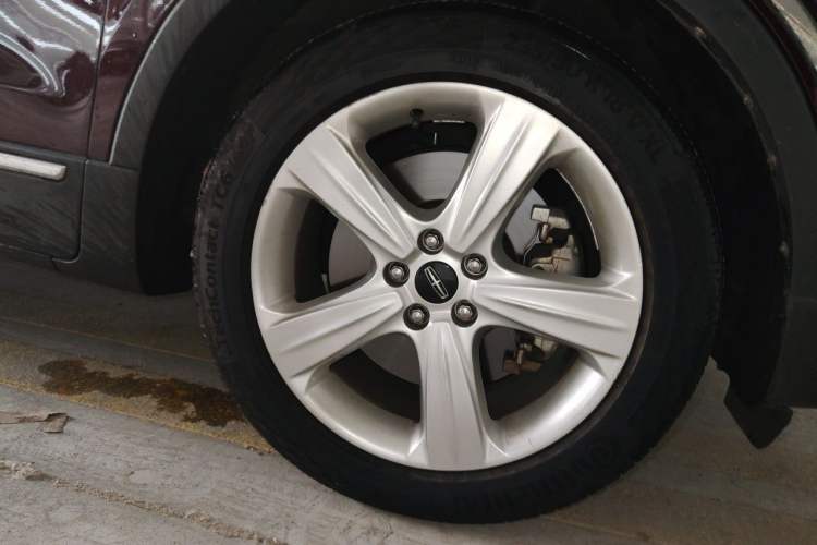 Used Lincoln MKC 2016 2.0T Two-Wheel Drive Deluxe Edition Right Front Wheel Hub