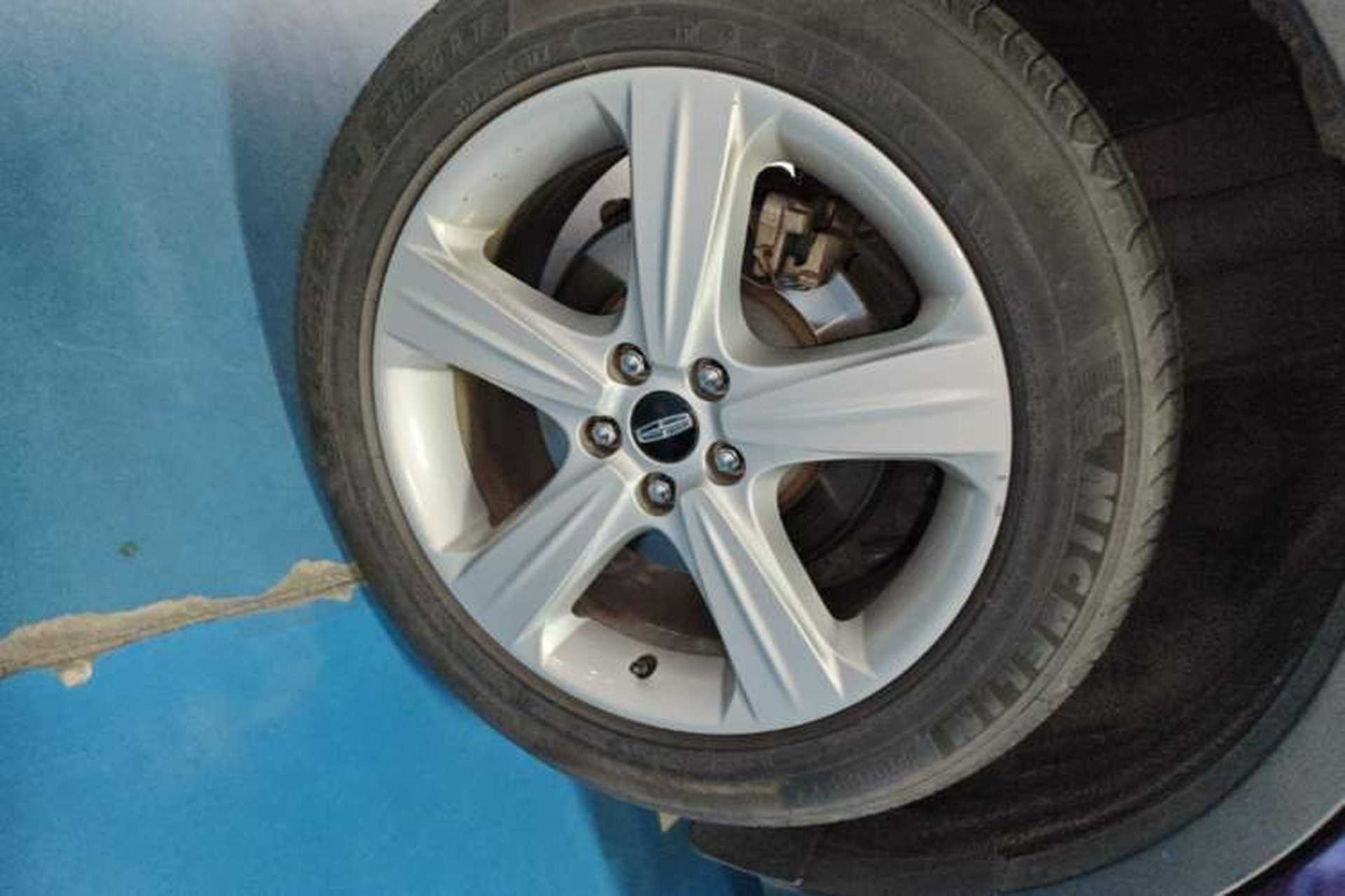 Used Lincoln MKC 2016 2.0T Two-Wheel Drive Deluxe Edition Right Rear Wheel Hub