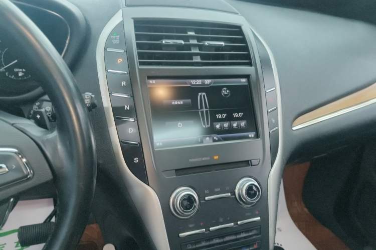 Used Lincoln MKC 2016 2.0T Four-Wheel Drive Luxury Edition Audio And AC Panel