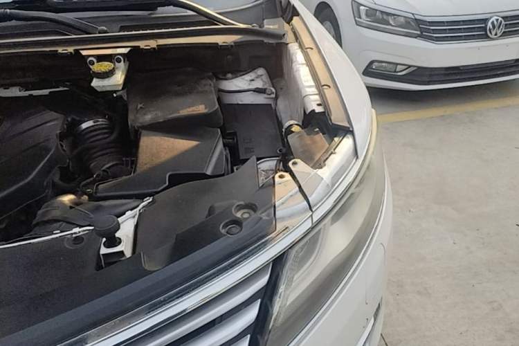 Used Lincoln MKC 2016 2.0T Two-Wheel Drive Luxury Edition Engine Bay Left