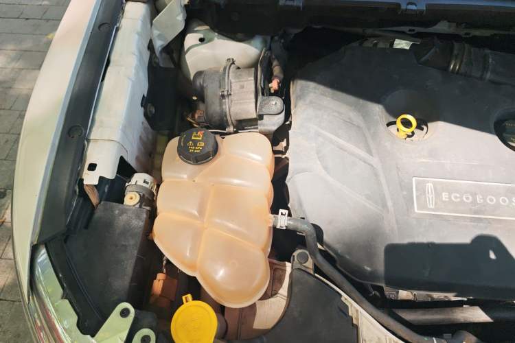 Used Lincoln MKC 2016 2.0T Two-Wheel Drive Deluxe Edition Engine Bay Right