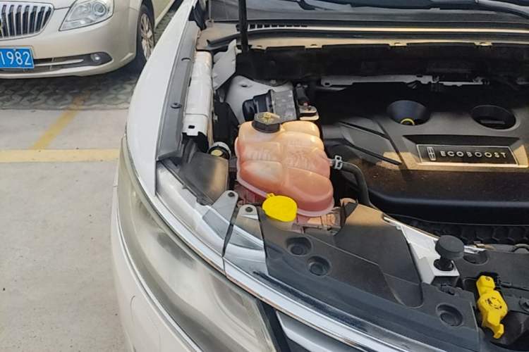 Used Lincoln MKC 2016 2.0T Two-Wheel Drive Luxury Edition Engine Bay Right