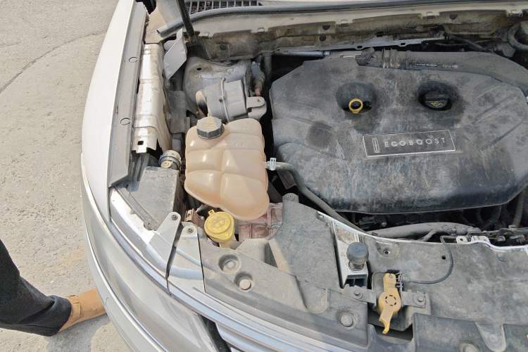 Used Lincoln MKC 2016 2.0T Two-Wheel Drive Deluxe Edition Engine Bay Right